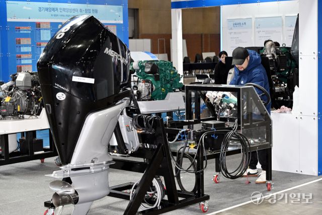 '2025 경기국제보트쇼' 개막을 하루 앞둔 27일 행사장인 고양특례시 킨텍스 제1전시장에 보트, 요트 등 다양한 해양 산업 용품이 설치돼 있다. 국내 최대 규모의 해양레저관광 전시회인 이번 행사는 오는 3월2일까지 열린다. 김시범기자