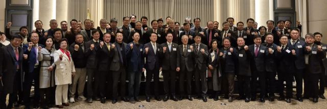 27일 화성 푸르미르 호텔에서 열린 경기도체육회 2025년도 정기 대의원총회서 이원성 경기도체육회장(가운데)을 비롯한 대의원들이 기념촬영을 하고 있다. 임창만기자