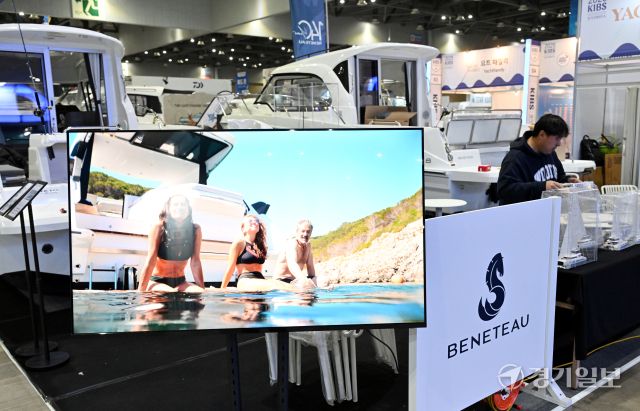 '2025 경기국제보트쇼' 개막을 하루 앞둔 27일 행사장인 고양특례시 킨텍스 제1전시장에 보트, 요트 등 다양한 해양 산업 용품이 설치돼 있다. 국내 최대 규모의 해양레저관광 전시회인 이번 행사는 오는 3월2일까지 열린다. 김시범기자