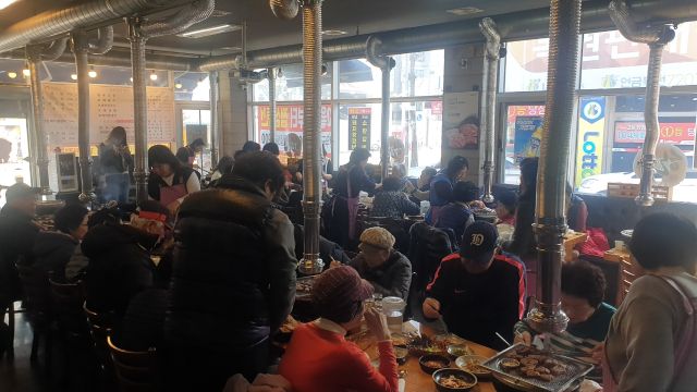 전날 원평동참숯화로구이에서 김종국 대표 부부가 지역내 저소득 홀몸 어르신의 점심을 대접하고 있다. 평택시 제공