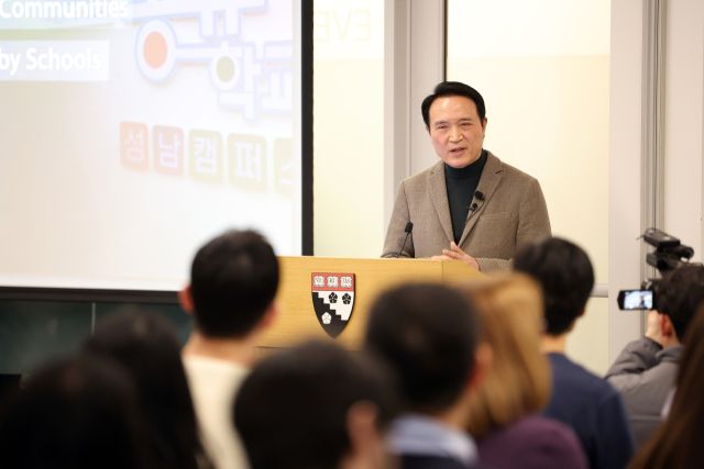 임태희 경기도교육감이 26일(현지시간) 미국 하버드대에서 하버드대 대학원생과 교수, 학교 관계자 등 150여 명이 참석한 가운데 ‘한국(경기도)의 교육개혁: 학생 맞춤형 교육과 인공지능의 역할’을 주제로 특별강의를 했다. 경기도교육청 제공