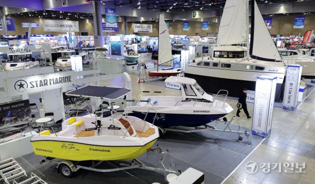 '2025 경기국제보트쇼' 개막을 하루 앞둔 27일 행사장인 고양특례시 킨텍스 제1전시장에 보트, 요트 등 다양한 해양 산업 용품이 설치돼 있다. 국내 최대 규모의 해양레저관광 전시회인 이번 행사는 오는 3월2일까지 열린다. 김시범기자