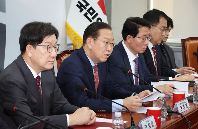 국민의힘 권영세 비상대책위원장(오른쪽 두번째)이 27일 서울 여의도 국회에서 열린 비상대책위원회 회의에서 발언하고 있다. 연합뉴스