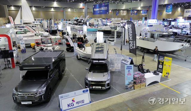 '2025 경기국제보트쇼' 개막을 하루 앞둔 27일 행사장인 고양특례시 킨텍스 제1전시장에 보트, 요트 등 다양한 해양 산업 용품이 설치돼 있다. 국내 최대 규모의 해양레저관광 전시회인 이번 행사는 오는 3월2일까지 열린다. 김시범기자