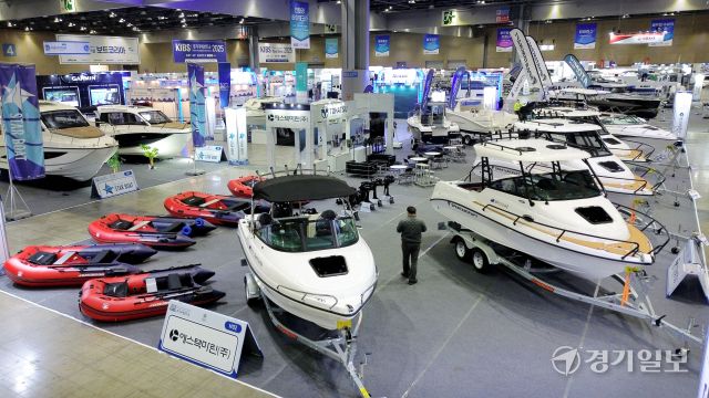 '2025 경기국제보트쇼' 개막을 하루 앞둔 27일 행사장인 고양특례시 킨텍스 제1전시장에 보트, 요트 등 다양한 해양 산업 용품이 설치돼 있다. 국내 최대 규모의 해양레저관광 전시회인 이번 행사는 오는 3월2일까지 열린다. 김시범기자