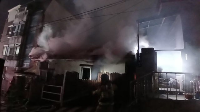 지난 26일 인천 미추홀구 한 주택에서 불이 나 검은 연기가 올라오고 있다. 인천소방본부 제공