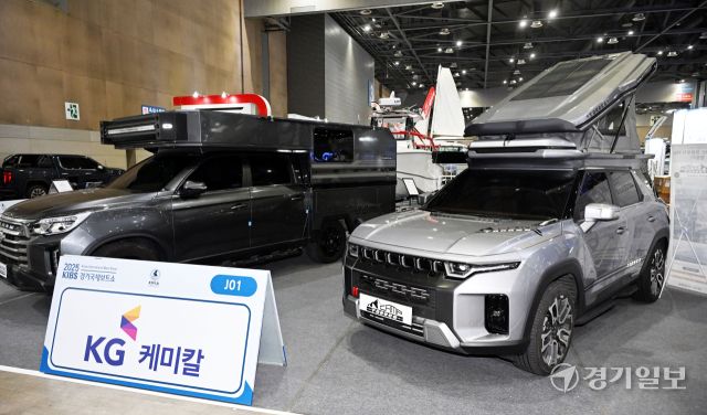 '2025 경기국제보트쇼' 개막을 하루 앞둔 27일 행사장인 고양특례시 킨텍스 제1전시장에 보트, 요트 등 다양한 해양 산업 용품이 설치돼 있다. 국내 최대 규모의 해양레저관광 전시회인 이번 행사는 오는 3월2일까지 열린다. 김시범기자