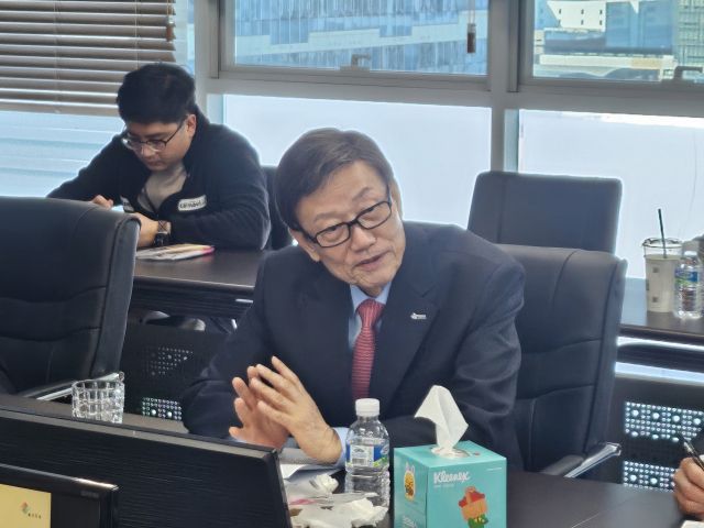 윤진식 한국무역협회장이 27일 인천의 자동차전장 제조‧수출 기업 ㈜카네비모빌리티에서 인천 수출기업 간담회’를 하고 있다. 한국무역협회 인천본부 제공