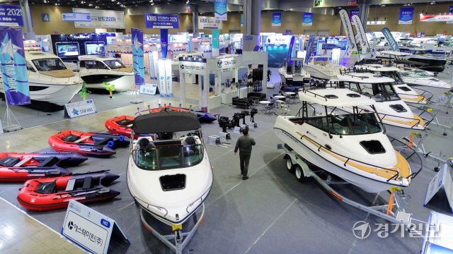 '2025 경기국제보트쇼' 개막을 하루 앞둔 27일 행사장인 고양특례시 킨텍스 제1전시장에 보트, 요트 등 다양한 해양 산업 용품이 설치돼 있다. 국내 최대 규모의 해양레저관광 전시회인 이번 행사는 오는 3월2일까지 열린다. 김시범기자