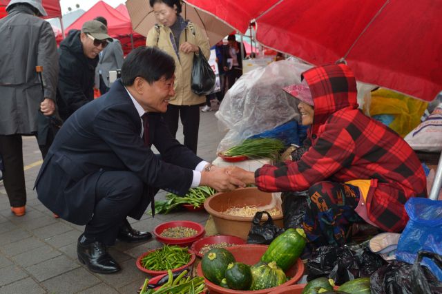 박용철 강화군수가 현장에 나가 시민들의 의견을 청취하고 있다. 강화군 제공