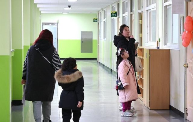 지난 7일 인천 남동구 서창초등학교에서 열린 신입생 예비 소집에서 예비 초등학생이 부모님과 교실을 살펴보고 있다. 연합뉴스