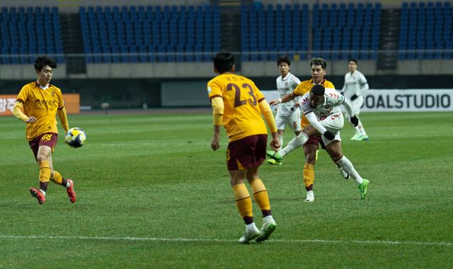 2025시즌 개막 첫 승에 목마른 프로축구 수원FC가 대전 하나시티즌을 상대로 마수걸이 승리에 도전한다. 사진은 지난 15일 광주FC와의 원정 1차전 경기 모습.수원FC 제공