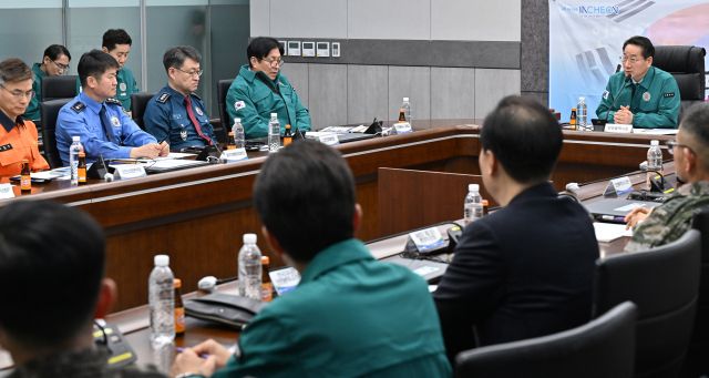 유정복 인천시장이 27일 시청 재난안전상황실에서 열린 '2025년 지방통합방위회의 및 1분기 통합방위협의회'에서 인사말을 하고 있다. 인천시 제공