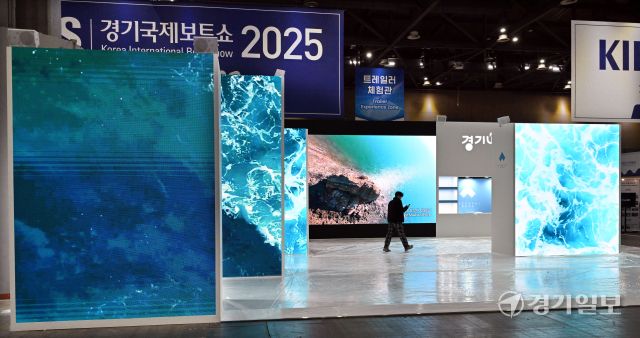 '2025 경기국제보트쇼' 개막을 하루 앞둔 27일 행사장인 고양특례시 킨텍스 제1전시장에 보트, 요트 등 다양한 해양 산업 용품이 설치돼 있다. 국내 최대 규모의 해양레저관광 전시회인 이번 행사는 오는 3월2일까지 열린다. 김시범기자