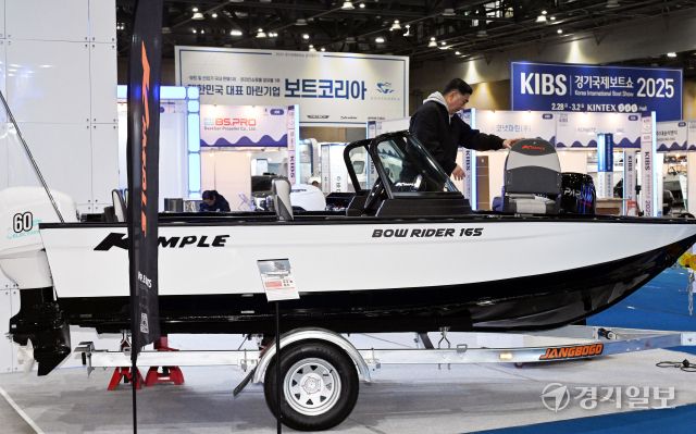 '2025 경기국제보트쇼' 개막을 하루 앞둔 27일 행사장인 고양특례시 킨텍스 제1전시장에 보트, 요트 등 다양한 해양 산업 용품이 설치돼 있다. 국내 최대 규모의 해양레저관광 전시회인 이번 행사는 오는 3월2일까지 열린다. 김시범기자
