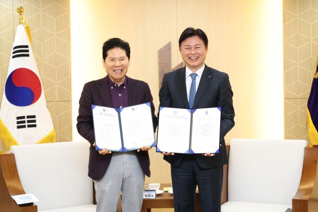 지난 26일 협약서 교환 후 기념사진을 찍고 있는 조용익 부천시장(오른쪽)과 양재수 선재교육문화장학재단 이사장(왼쪽). 부천시 제공