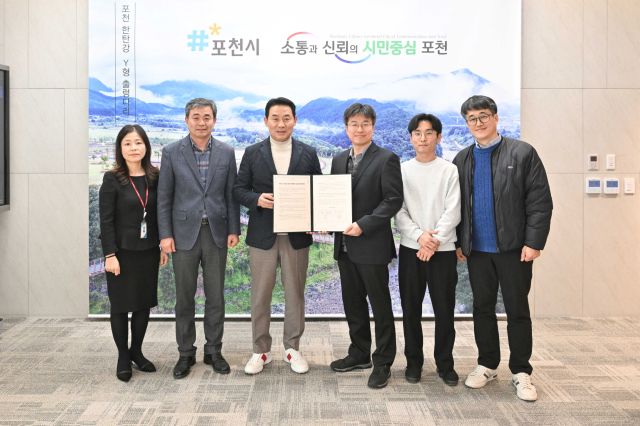 백영현 포천시장(왼쪽 세번째)와 류병희 이마트 포천점장이 ‘27일 다자녀가정 우대지원 협약’을 ㅊ체결한 뒤 기념사진을 찍고 있다. 포천시 제공
