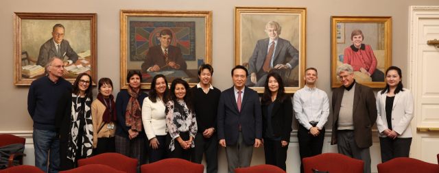 임태희 교육감은 27일(현지시간) 미국 하버드대 엘리엇 리먼 룸에서 하버드대 교수들과 간담회를 가졌다. 경기도교육청 제공