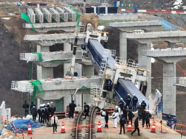 28일 교량이 붕괴되는 사고가 발생해 10명의 사상자가 발생한 안성시의 한 고속도로 건설 현장에서 경찰이 관계기관과 현장 합동 감식을 하고 있다.조주현기자
