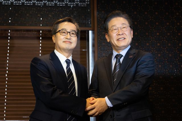 더불어민주당 이재명 대표가 28일 서울 여의도의 한 식당에서 김동연 경기지사(왼쪽)와 만나 악수하고 있다. 연합뉴스