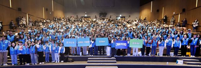 28일 경기도청 다산홀에서 이원일 경기도 홍보기획관을 비롯해 기회기자단, 학부모 등 380여명이 ‘2025년 경기도 기회기자단 발대식’에 참석해 기념촬영을 하고 있다. 경기도 제공