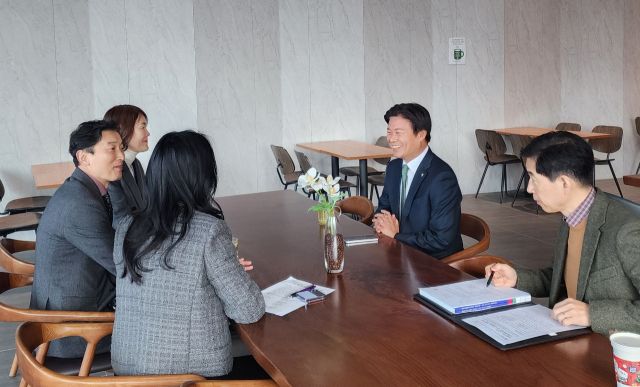 조용익 부천시장(오른쪽 위)이 경기형 과학고 심층 질의 면접에 직접 참여하기 위해 경기도교육청을 찾았다.부천시 제공