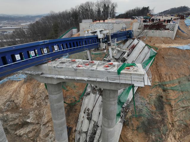 28일 교량이 붕괴되는 사고가 발생해 10명의 사상자가 발생한 안성시의 한 고속도로 건설 현장에서 경찰이 관계기관과 현장 합동 감식을 하고 있다.조주현기자