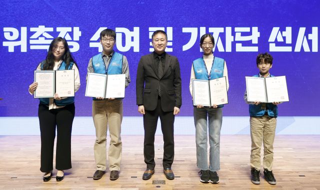 28일 경기도청 다산홀에서 이원일 경기도 홍보기획관이 ‘2025년 경기도 기회기자단 발대식’에 참석해 기회기자단과 기념촬영을 하고 있다. 경기도 제공