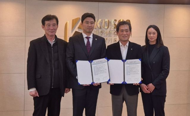 27일 이성수 경기도양궁협회장(오른쪽 두번째)과 이동규 수원·동탄 퍼스트안과의원 원장(3번째)이 업무협약을 맺은 뒤 관계자들과 함께 기념촬영을 하고 있다.경기도양궁협회 제공
