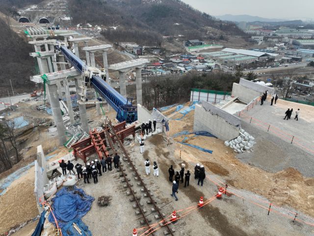 28일 교량이 붕괴되는 사고가 발생해 10명의 사상자가 발생한 안성시의 한 고속도로 건설 현장에서 경찰이 관계기관과 현장 합동 감식을 하고 있다.조주현기자