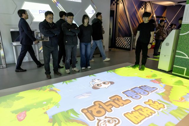 27일 열린 ‘스마트 에듀테크 기업의 미래 교실 솔루션 제품 시연회’에 참석자들이 제품 시연을 지켜보고 있다.에어패스 제공