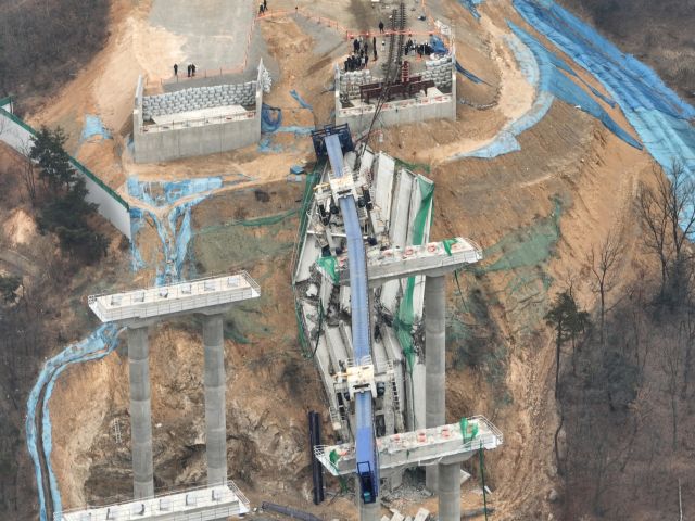 28일 교량이 붕괴되는 사고가 발생해 10명의 사상자가 발생한 안성시의 한 고속도로 건설 현장에서 경찰이 관계기관과 현장 합동 감식을 하고 있다.조주현기자