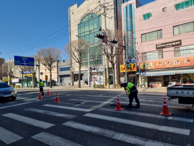 인천시 직영보수반 소속 인원들이 포트홀 보수 공사를 하고 있다. 인천시 제공