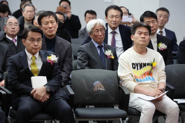 지난 26일 서울 명동 YWCA에서 열린 신평 변호사 출판기념회 참석한 국민의힘 윤상현 의원(왼쪽)과 한국사 강사 전한길(오른쪽). 연합뉴스