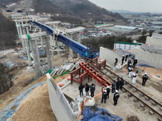 28일 교량이 붕괴되는 사고가 발생해 10명의 사상자가 발생한 안성시의 한 고속도로 건설 현장에서 경찰이 관계기관과 현장 합동 감식을 하고 있다.조주현기자