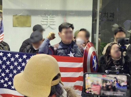 캡틴 아메리카 복장을 한 윤석열 대통령 지지자. 연합뉴스