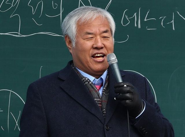 전광훈 사랑제일교회 목사가 26일 서울 종로구 세종대로에서 열린 광화문 전국 주일 연합예배에서 발언하고 있다. 연합뉴스