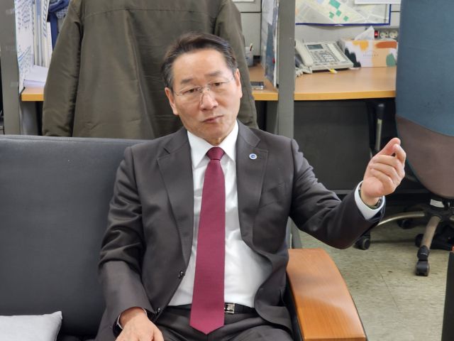 유정복 인천시장이 3일 인천시청에서 열린 기자간담회에서 분권형 개헌을 추진하겠다고 밝히고 있다. 이병기기자