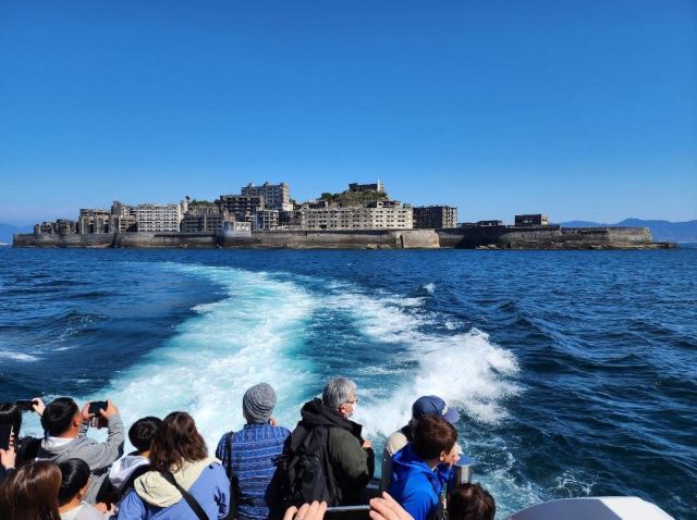유람선에서 군함도를 바라보는 관광객들. 서경덕 교수 제공