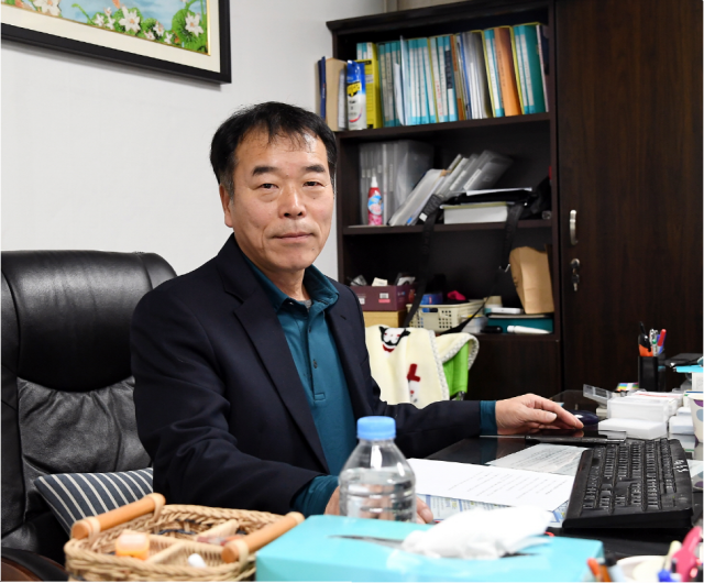 이서근 시흥 두손모아이웃사랑회 회장. 김형수기자