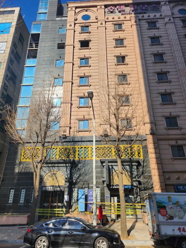 지난해 8월22일 오후 7시37분께 객실 화재로 투숙객 7명이 숨졌던 부천시 원미구 중동호텔. 김종구기자.