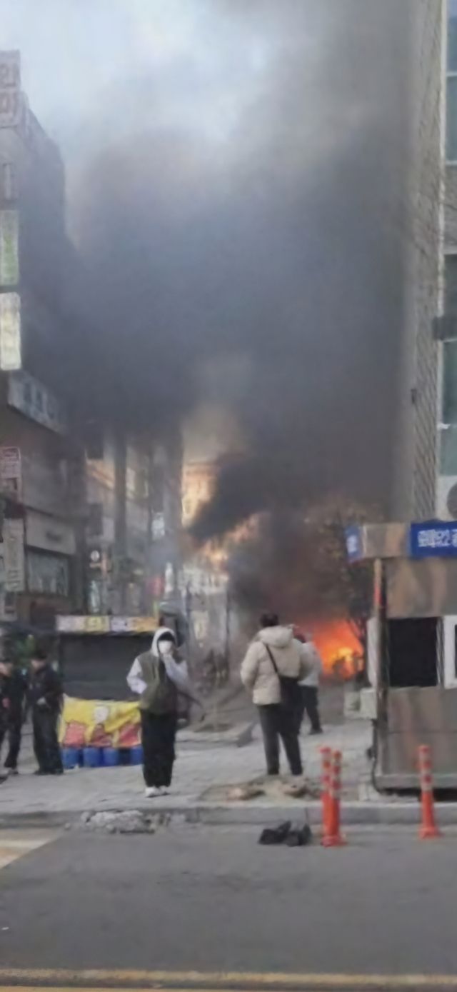 3일 오후 인천 남동구 구월동 로데오거리 한 상가에서 불이 나 연기가 솟아오르고 있다. 독자 제공