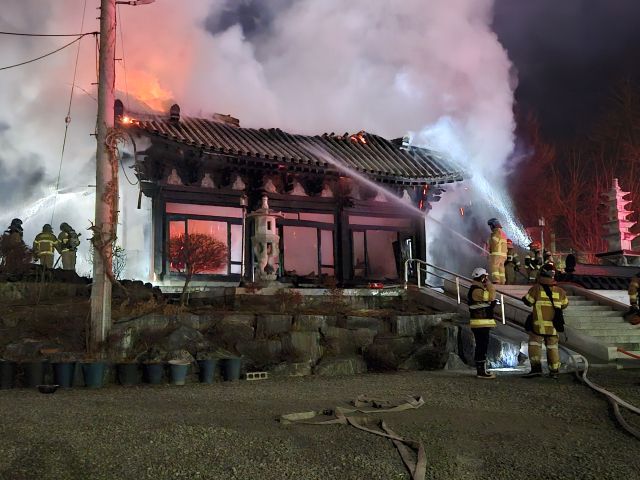 3일 오후 8시40분께 소방대원들이 안성 법계사의 불을 끄고 있다. 박석원기자