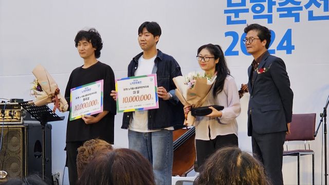 지난해 열린 ‘제7회 노작홍사용창작단막극제’ 수상팀들이 손택수 관장(맨 오른쪽)과 함께 기념촬영을 하고 있다. 노작홍사용문학관