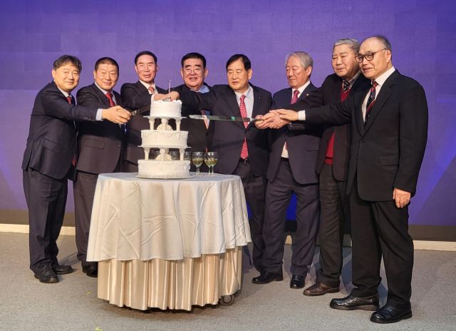 제39대 대한유도회장 취임식 겸 2025 유도인의 밤에서 조용철 대한유도회장(왼쪽 4번째) 등 내빈들이 축하 케잌을 자르고 있다.황선학기자