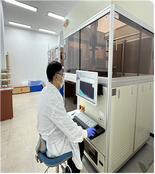 인천시 보건환경연구원이 수거 식품에 대한 방사능 안전성 검사를 하고 있다. 인천시 제공