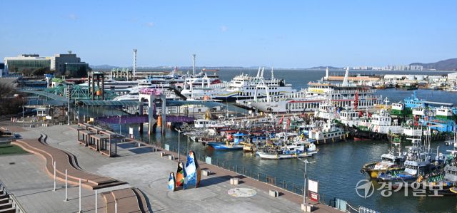 3일 서해상 풍랑주의보가 발효 등 기상악화로 여객선 운항이 전면 통제돼 인천 중구 인천항 연안여객터미널 부두에 여객과 어선들이 정박해 있다.조병석기자