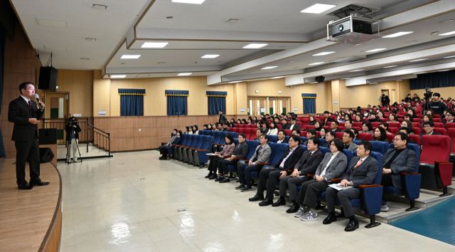 유정복 인천시장이 3일 인천시 교육청에서 교육공무원 대상으로 ‘2025년 시정운영방향’을 주제로 강의를 하고 있다. 시 제공