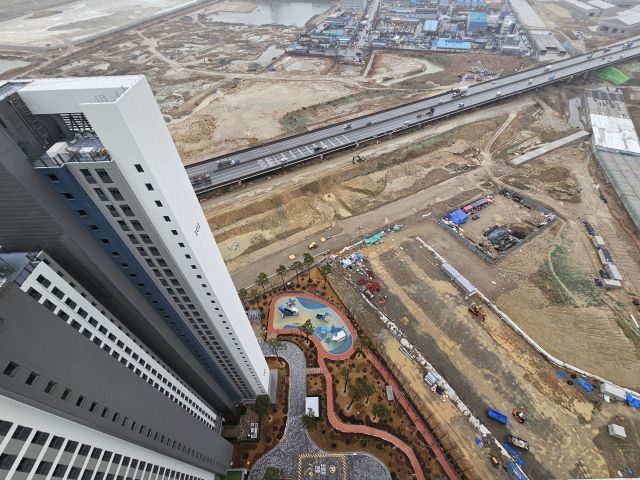 인천 미추홀구 용현·학익동 일대 시티오씨엘 1단지의 한 아파트 42층에서 본 전경. 경기일보DB