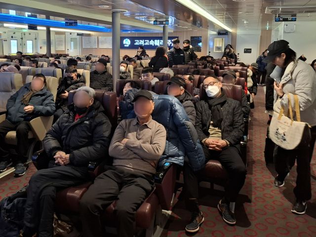 2일 오후 인천 옹진군 백령도에서 내륙으로 향하는 여객선에 시민들이 가득하다. 이정호 경기일보 서해5도 포토통신원 제공